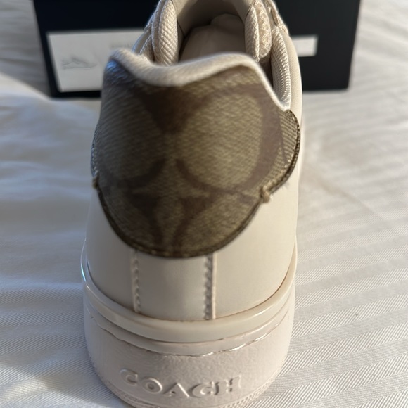 Brand new coach sneakers size 5 never used in the original box - Picture 2 of 3